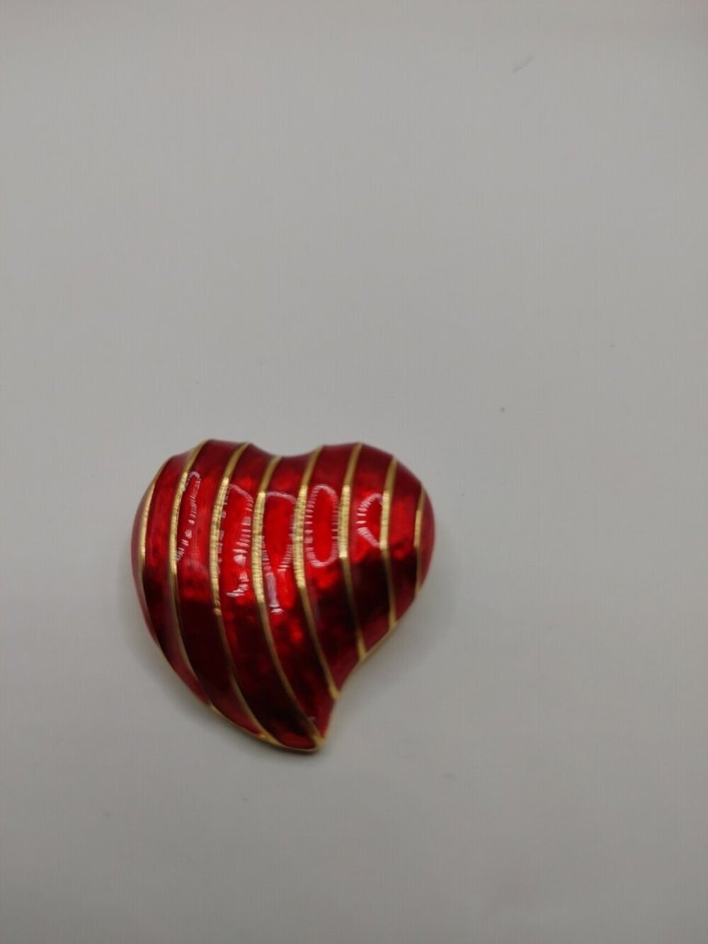 VTG BROOCH/PIN  Mia Red Enamel / gold- tone heart